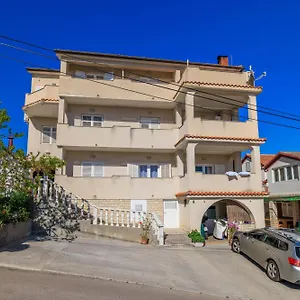 Apartment Marija, Mundanije